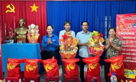 Hơn 2.000 phần quà trao tặng thanh niên công nhân, thiếu nhi có hoàn cảnh khó khăn dịp Tết Nguyên đán