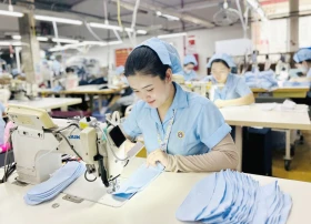 Thanh niên công nhân phấn khởi trở lại làm việc sau tết