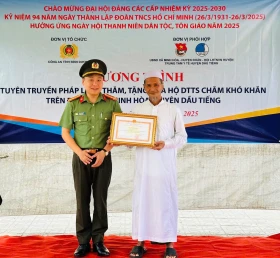 Công an tỉnh thăm, tặng quà đồng bào Chăm dịp Lễ Ramadan