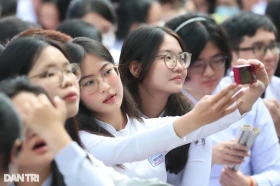 Bộ Chính trị quyết định miễn toàn bộ học phí cho học sinh công lập cả nước