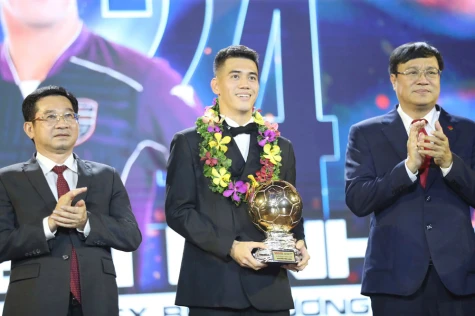 Vietnam Golden Ball 2024, winner Nguyen Tien Linh's days of unwavering dedication