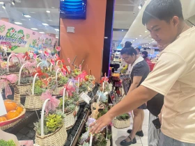 Nguồn cung hoa tươi dồi dào, giá tăng nhẹ