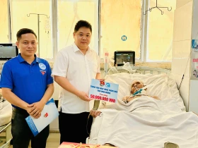 Trung tâm Hoạt động Thanh niên tỉnh trao hỗ trợ cho bệnh nhân có hoàn cảnh khó khăn