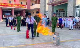 Hơn 100 học sinh trải nghiệm “Một ngày làm lính cứu hỏa”