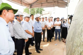省委书记视察胡志明市三环路项目实施进度