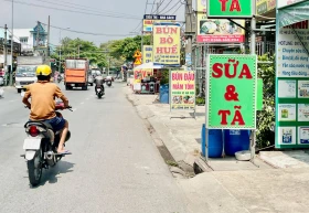 Một đoạn đường không có vỉa hè?