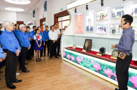 “2006-2011年越南国家主席阮明哲的图片和实物”专题展