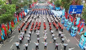 苏林总书记：奋发图强一代人的未来