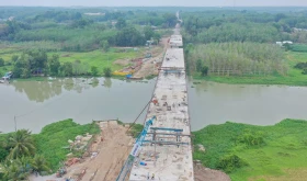 Hơn 31km đường Hồ Chí Minh đoạn qua địa bàn Bình Dương hiện đang được đơn vị thi công đẩy nhanh tiến độ để thông xe kỹ thuật vào dịp lễ 30-4 sắp tới.