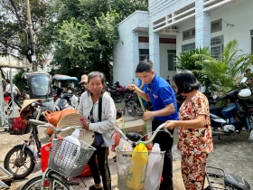 Tặng quà cho học sinh lớp học tình thương và người bán vé số dạo