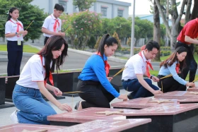 Đoàn đại biểu Cháu ngoan Bác Hồ viếng Nghĩa trang liệt sĩ tỉnh và tham gia các hoạt động trải nghiệm