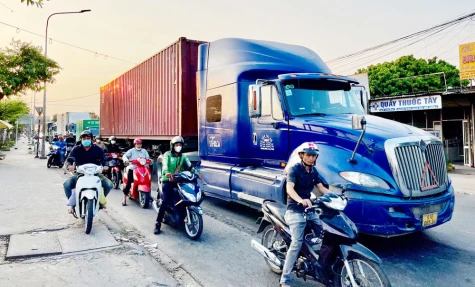 Đường Nguyễn Du và Bùi Hữu Nghĩa, TP.Thuận An: Thực hiện phân luồng bảo đảm an toàn giao thông