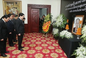 越南党和国家领导前往老挝驻越南大使馆吊唁坎代·西潘敦同志逝世