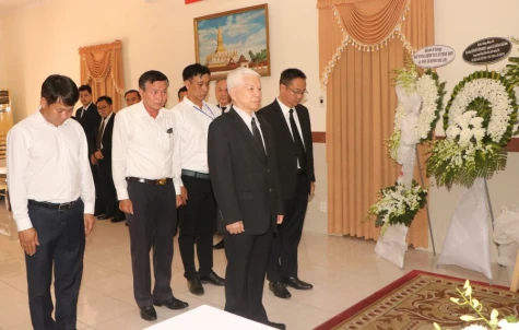 Former President Nguyen Minh Triet and provincial leaders attend the funeral of former President of Lao People's Revolutionary Party, former President of Laos Khamtay Siphandone