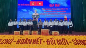 Lãnh đạo huyện Bàu Bàng thăm tặng quà tân binh ở Trung tâm Huấn luyện, Vùng 4 Hải quân