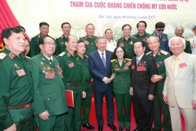 越共中央总书记苏林：退伍军人、青年冲锋队和老民兵永远保持革命火焰