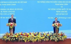 范明政与西班牙首相佩德罗·桑切斯举行联合新闻发布会