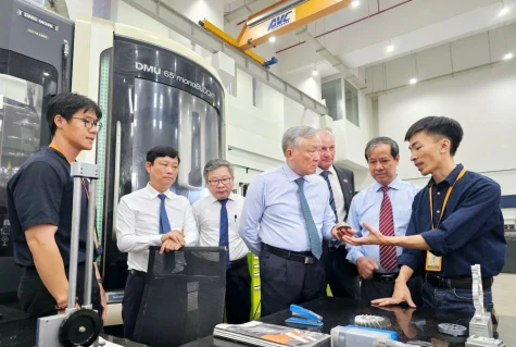 Permanent Deputy Prime Minister Nguyen Hoa Binh pays visit to VGU