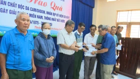 TP.Thuận An trao quà cho nạn nhân chất độc da cam