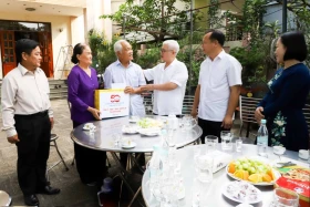 看望慰问政策优抚对象和革命有功者并赠送礼物