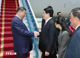 中共中央总书记、中国国家主席习近平抵达河内 开始越南国事访问之行