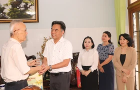 Đoàn công tác tỉnh thăm và tặng quà các đồng chí nguyên lãnh đạo tỉnh qua các thời kỳ