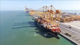 首艘商用船舶正式靠泊海防国际港3、4号码头