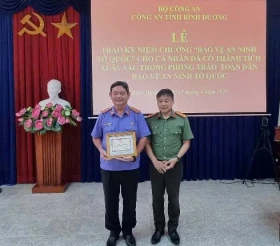 Bộ Công an tặng Kỷ niệm chương “Bảo vệ an ninh Tổ quốc” cho ông Nguyễn Phước Trung, Phó Viện trưởng Viện Kiểm sát Nhân dân tỉnh