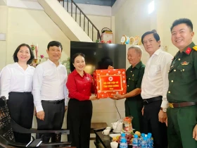 省领导看望慰问革命有功人员并赠送慰问品和出席新房移交仪式