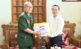 省代表团看望老街省优抚家庭并赠送礼物