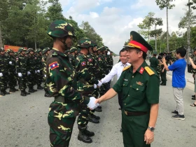 Bình Dương thăm, tặng quà lực lượng quân đội Lào, Campuchia tham gia diễu binh, diễu hành
