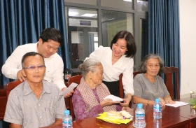 Lãnh đạo TP.Dĩ An thăm hỏi và tặng quà các gia đình chính sách