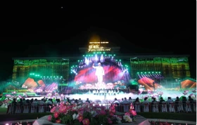 Party chief attends grand art performance celebrating national reunification