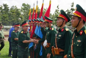 Thăm, tặng quà động viên các lực lượng tham gia diễu binh, diễu hành