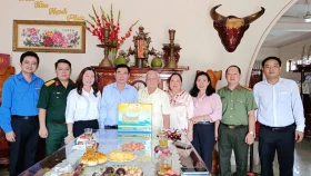 Thăm, tặng quà cho các gia đình chính sách tại TP.Thuận An
