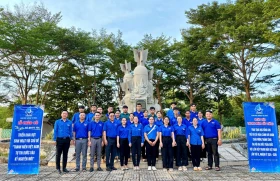 Hoa nở trên chiến khu xưa... Bài 4