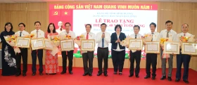 Nhiều tập thể, cá nhân Đảng bộ UBND tỉnh được khen thưởng