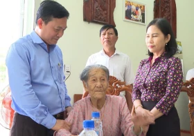 Provincial leader pays gift visits to policy beneficiaries in Ben Cat