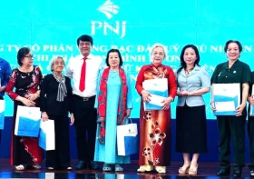 Retired women actively participate in Party building and political system