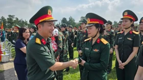 Thăm, tặng quà tiếp sức lực lượng nữ luyện tập cho nhiệm vụ A50