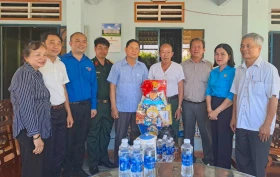 Đoàn lãnh đạo huyện Bàu Bàng thăm, tặng quà các gia đình chính sách, người có công