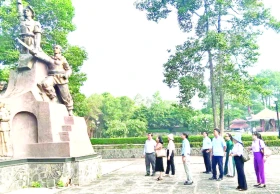 Hoa nở trên chiến khu xưa… Bài 6