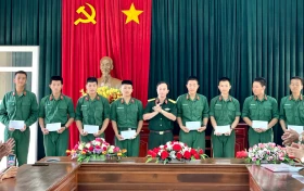 Huyện Phú Giáo: Thăm, tặng quà chiến sĩ mới nhập ngũ
