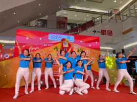Hội thi nhảy dân vũ chào mừng ngày lễ lớn của đất nước