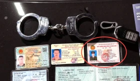 Mang theo giấy tờ giả và còng số 8, “công an dỏm” bị lộ khi vi phạm nồng độ cồn