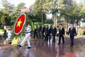 Provincial leaders visit martyrs' cemetery on the occasion of the 50th anniversary of South Liberation and National Reunification