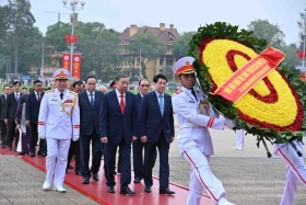 越南党和国家领导人拜谒胡志明主席陵 纪念南方解放、国家统一50周年