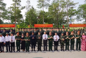 Thượng tướng Hoàng Xuân Chiến thăm, tặng quà đoàn quân đội các nước tham gia diễu binh, diễu hành