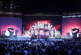 越共中央总书记苏林出席《统一的春天》特别艺术晚会