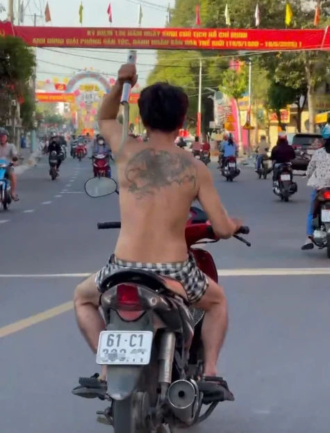 Nhanh chóng khống chế đối tượng có biểu hiện “lạ” gây nguy hiểm trên đường phố